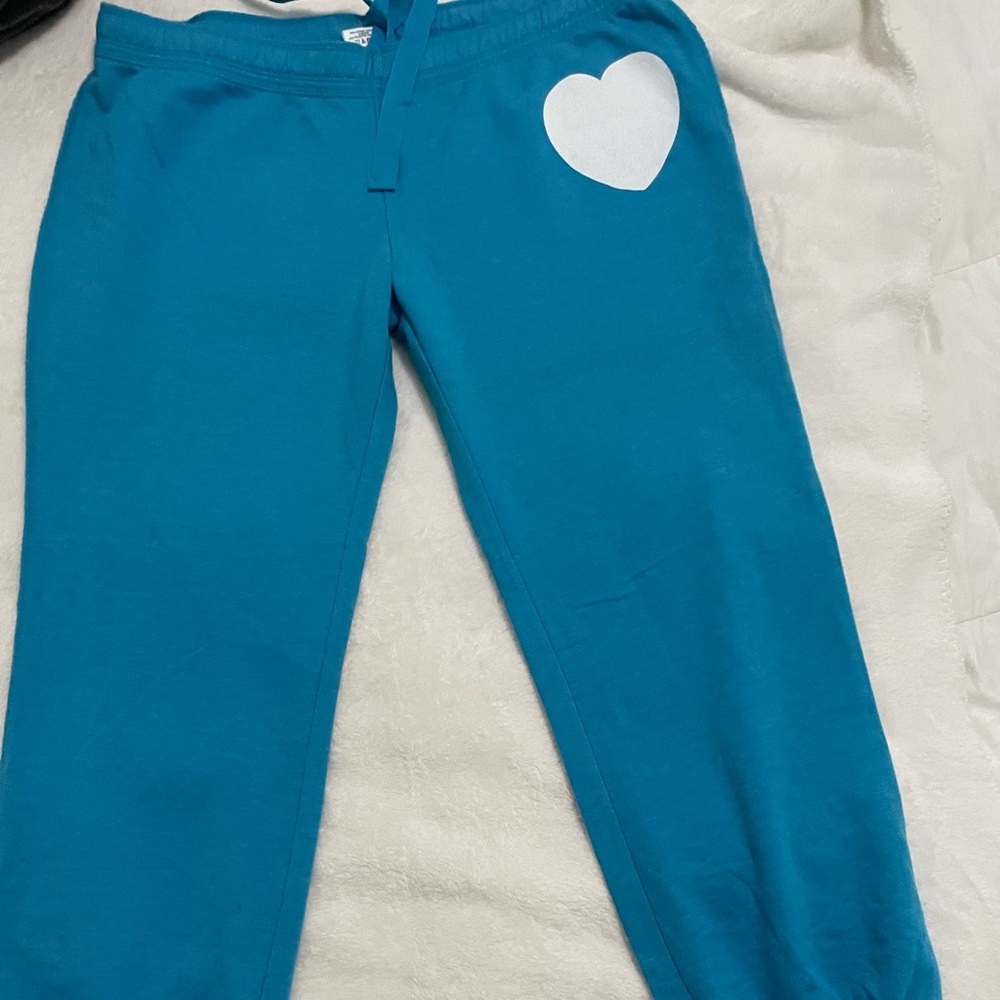 BEAUTIFUL VS SWEATPANTS